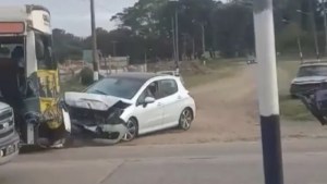 Video: un micro con hinchas de Aldosivi chocó un auto y los arrastró varios metros
