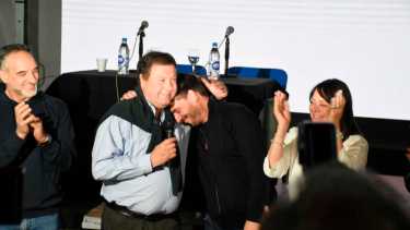 Alberto Weretilneck, Rodrigo Buteler y Karina Álvarez en los festejos después del triunfo. 