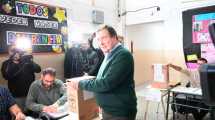 Imagen de Votó Alberto Weretilneck y opinó sobre lo conflictos salariales en Río Negro: «con el resultado electoral va a bajar la espuma»