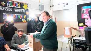 Votó Weretilneck y dijo que con el resultado electoral va a bajar la espuma