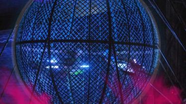 El Globo de la Muerte, es una de las principales atracciones. del circo que se encuentra por estos días en Zapala. Foto: Facebook Circo Dihany Espectacular