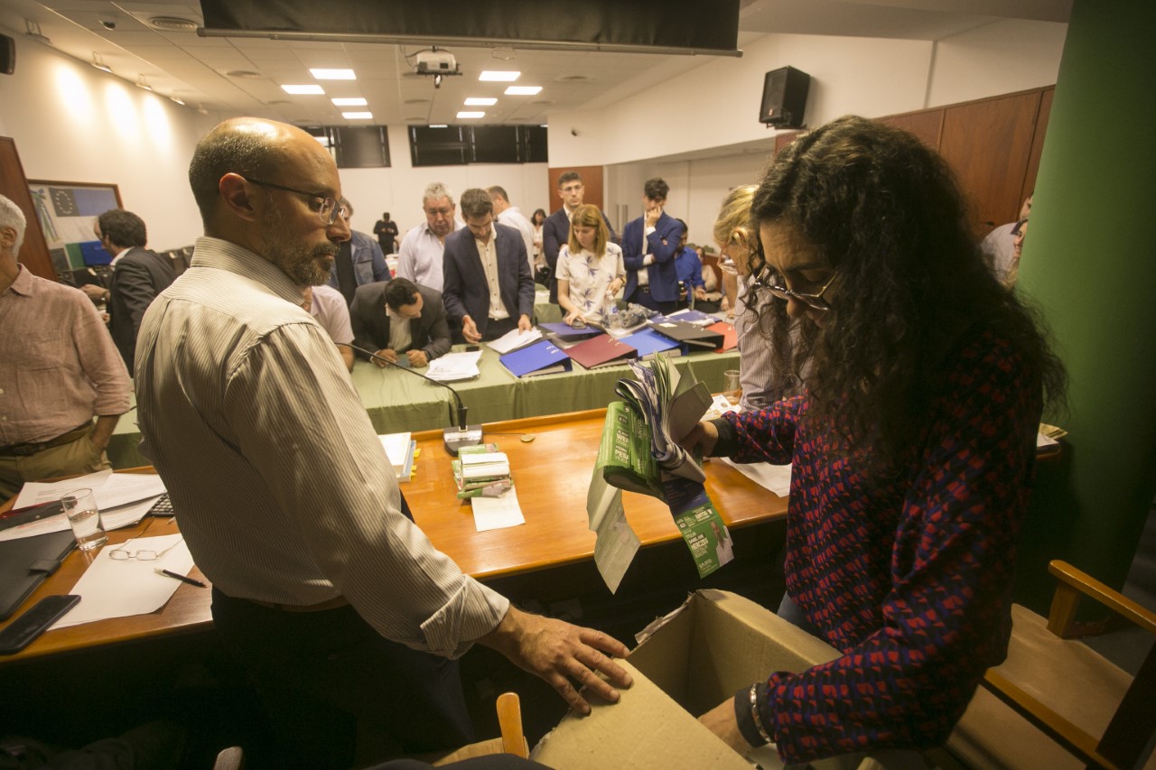 El juez Carlos Da Silva y la secretaria Electoral, Veronica Belloso en la apertura de las urnas de Cipolletti. Foto: Pablo Leguizamon.