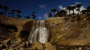 Un increíble sendero de cascadas maravilla a los turistas en esta aldea de montaña de la Patagonia