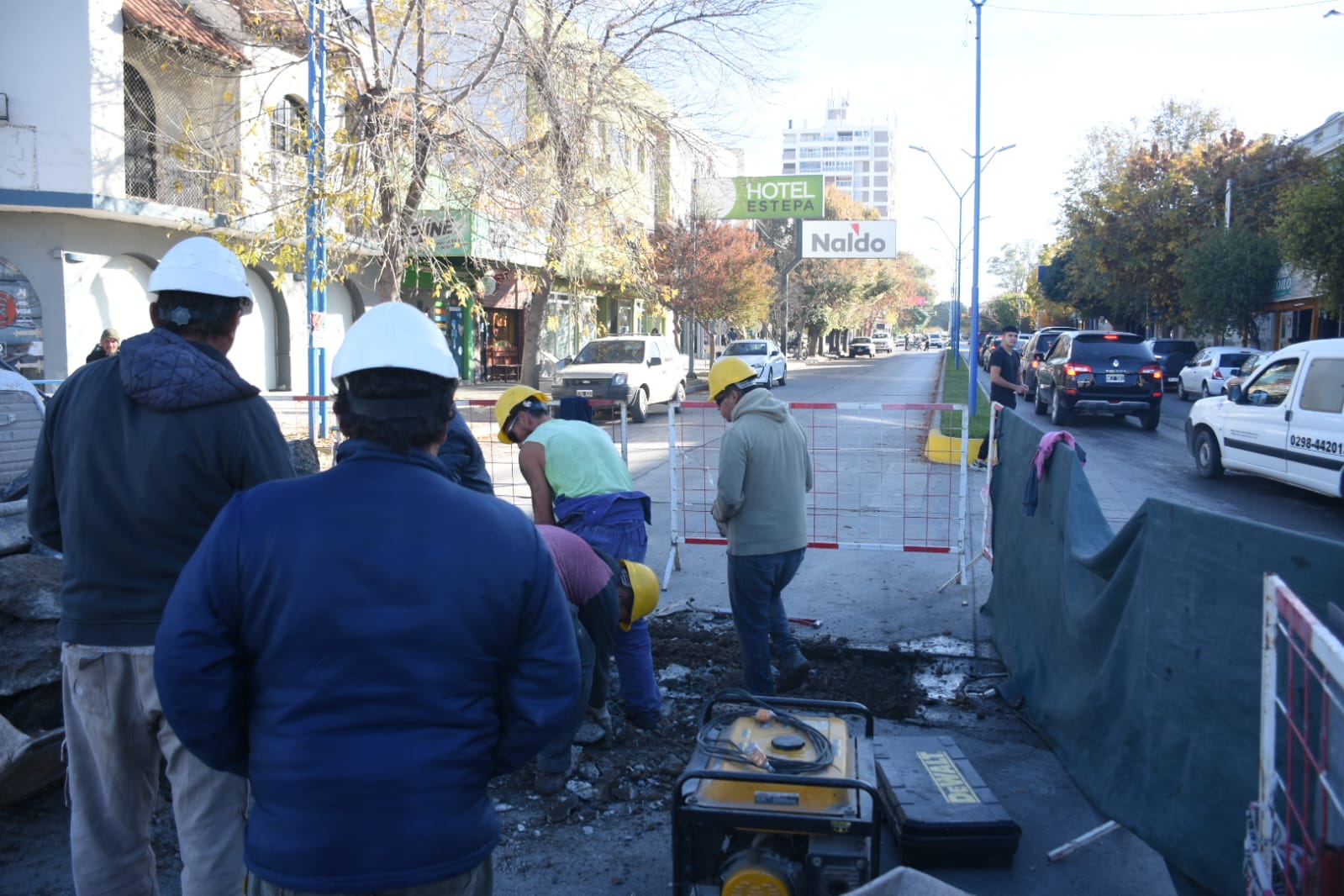 Trabajos de zanjeo en 9 de Julio y Avenida Roca, con cortes de calle. Foto: Juan Thomes