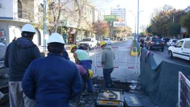 Trabajos de zanjeo en 9 de Julio y Avenida Roca, con cortes de calle. Foto: Juan Thomes