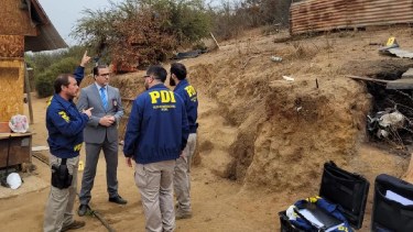 Los investigadores en la vivienda donde se produjo el ataque. 