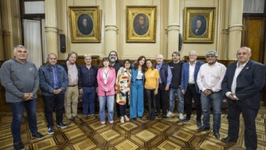 La titular del Senado junto al grupo de gremialistas que este miércoles la visitó en la Cámara alta.