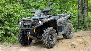 Dos cuatriciclos, uno marca Can Am y otro Atic, son los que esperan a su dueño en la aduana de Neuquén. 