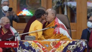 Pidieron el arresto del Dalái Lama por besar a un niño y pedirle que le «chupe su lengua»