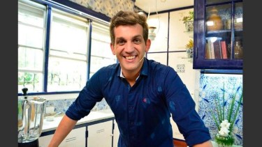 Delorenzi condujo varios ciclos de la TV rosarina como Damián cocinero, Pasión por las brasas y Pasión por la cocina.