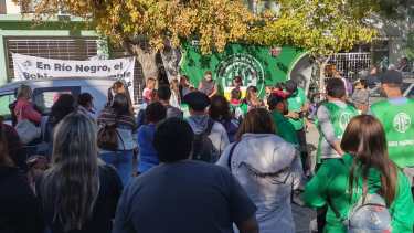 Hoy en la delegación de Educación de Roca. Unter y ATE junto a familias. Foto: gentileza