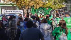 Conflicto docente: Unter y ATE marchan junto a la comunidad educativa de la Escuela 95 en Roca
