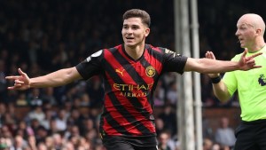 Golazo de Julián Álvarez y el Manchester City se subió a la cima en la Premier League