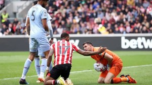 El ‘Dibu’ Martínez no salió a jugar el segundo tiempo, ¿qué le pasó?