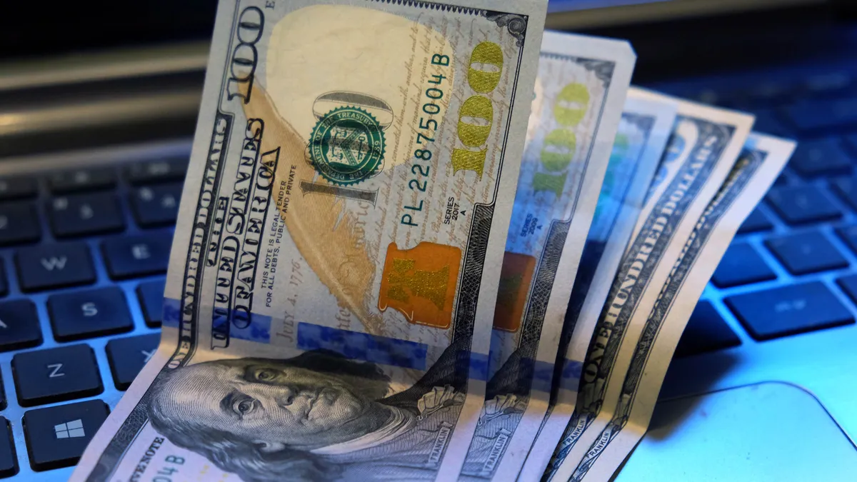 En llamas. El dólar blue no para de crecer y ayer tocó un pico de $491. 