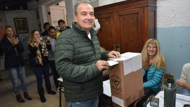El domingo Pedro Pesatti votó en la escuela Primaria N° 1. Foto: Mauricio Martín.