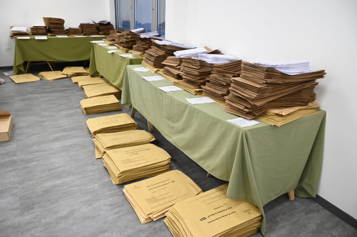 La documentación de las mesas ya está preparada en el Juzgado electoral de Río Negro. Fotos: Marcelo Ochoa.