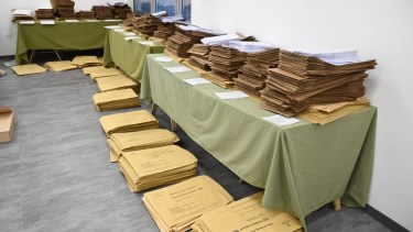 La documentación de las mesas ya está preparada en el Juzgado electoral de Río Negro. Fotos: Marcelo Ochoa.