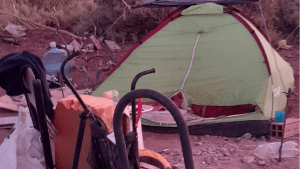 Piden ayuda para una familia que vive en una carpa «expuestos al frío», en Centenario