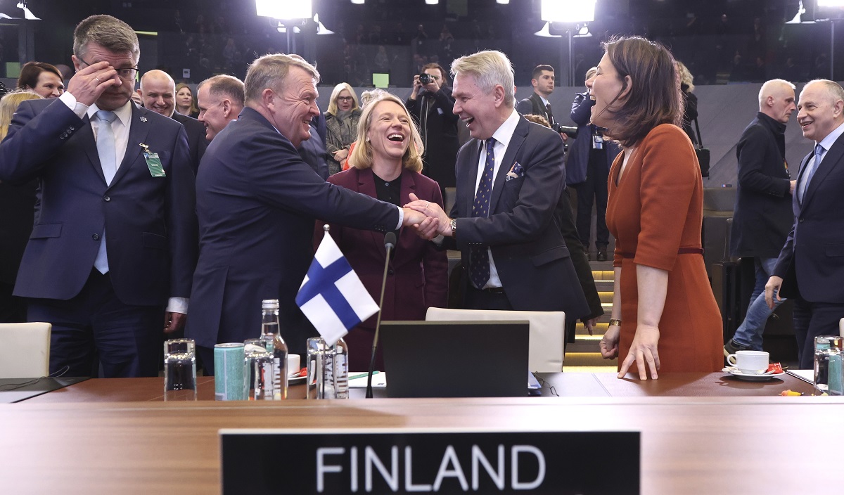 La aprobación del ingreso de Finlandia en la OTAN y el festejo de la delegación del país. 