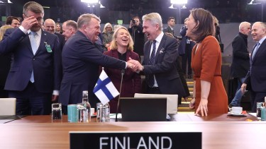 La aprobación del ingreso de Finlandia en la OTAN y el festejo de la delegación del país. 