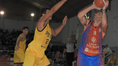 Fito García Barros se hamaca y fija la mira en el aro rival. El Depo superó a Pacífico, es líder en la zona y va por el ‘1’ ante de los play offs. (Foto/Prensa Deportivo Roca)