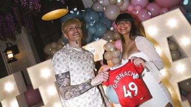 El futbolista del Maschester United, junto a su pareja Eva García. Foto: Gentileza Instagram @garnacho7