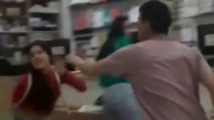 Video| Un comerciante chino atacó a su empleada en Quilmes: los vecinos enojados le saquearon el local