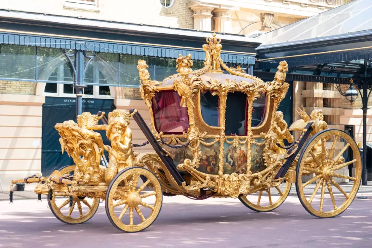 Para retornar a las instalaciones reales, Carlos III y Camilla utilizarán el histórico Gold State Coach, que data del siglo XVIII.-