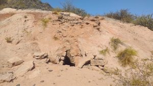 Neuquén y sus hornos de cal con la roca madre de la barda