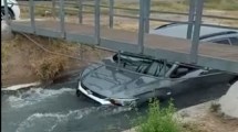 Imagen de Se cayó en un canal lleno de agua con su auto, cuando iba por la Ruta 151 en Cipolletti
