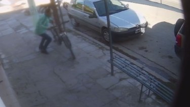 En menos de un minuto, robaron una bicicleta en un local. Foto: Screenshot. 