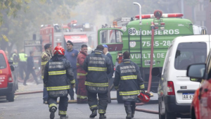 Incendio en un edificio de la empresa Iron Mountain en Barracas: se derrumbó una pared