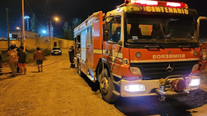 Vecinos de Centenario evitaron que una madre y su hija perdieran todo en un incendio