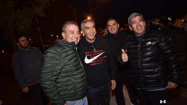 En JSRN, Pesatti, López y el dirigente gremial Damián Miller en la caravana de cierre en Viedma. Foto: Marcelo Martín