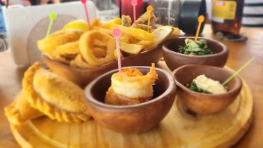 Las Grutas tienta con delicias de mar. Pero los costos que fluctúan, según anticipan los comerciantes,  podrían provocar una variación de los precios que están manejando en las cartas de sus restaurantes 