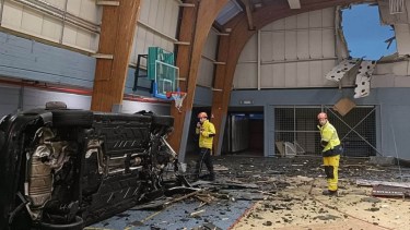 Así se veía el auto desde adentro del gimnasio.
