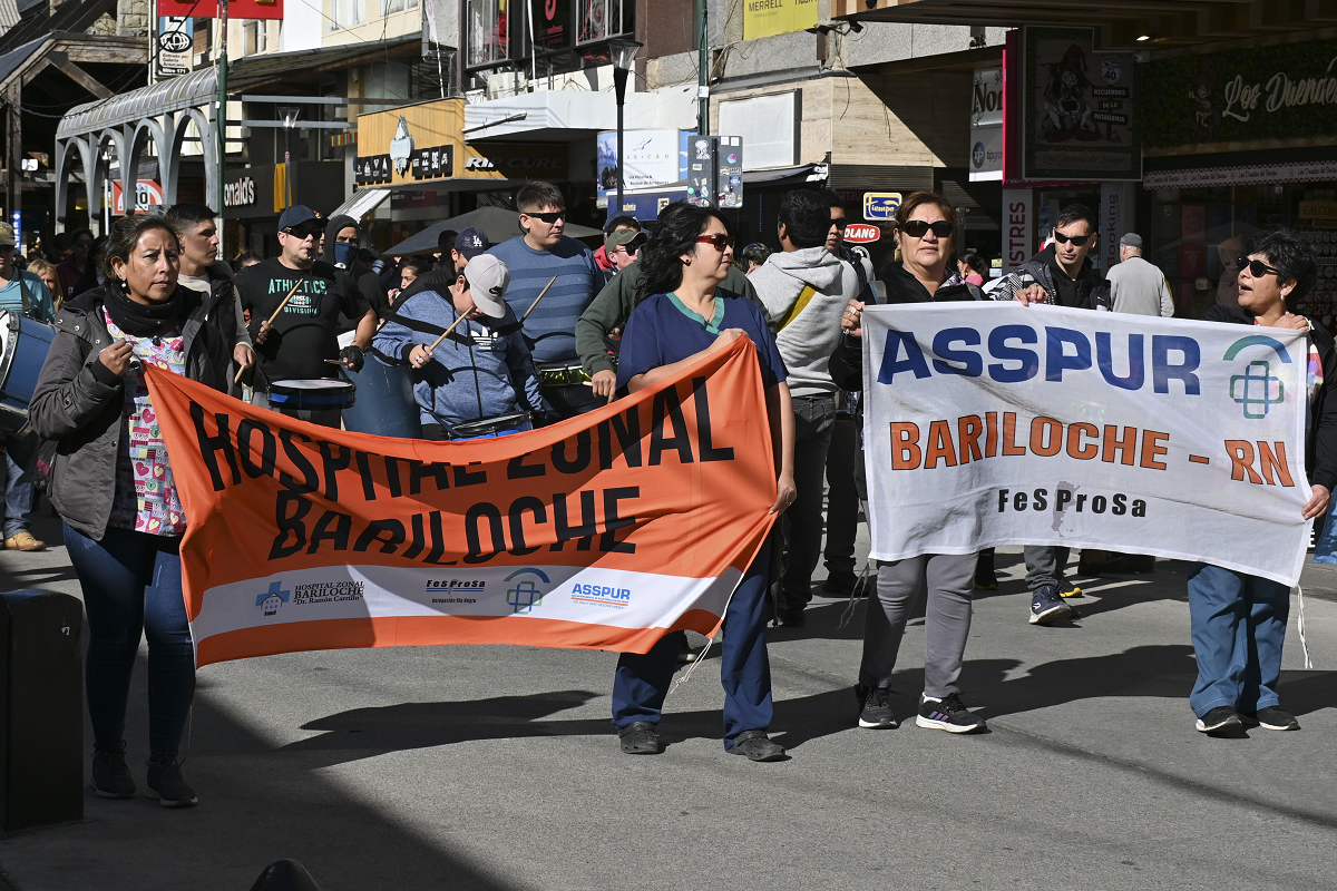 Personal de centros de salud y del hospital Ramón Carrillo marcharon este viernes en Bariloche, junto a policías en actividad, retirados y sus familiares para reclamar aumentos salariales. (foto Alfredo Leiva)