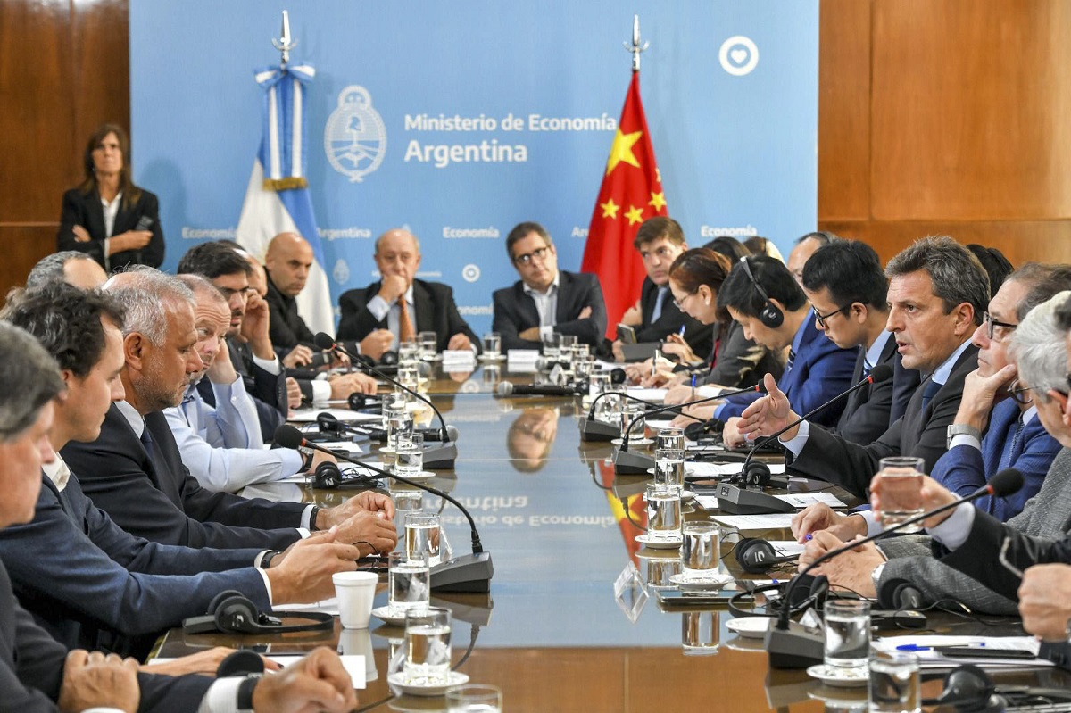 El ministro de Economía, Sergio Massa, anunció hoy que la Argentina dejará de pagar importaciones de China en dólares y pasará a hacerlo en yuanes, aprovechando la activación del swap de monedas con ese país.