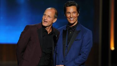 La mamá de Matthew McConaughey conoció al papá de Woody Harrelson, en un impass de su matrimonio.-
