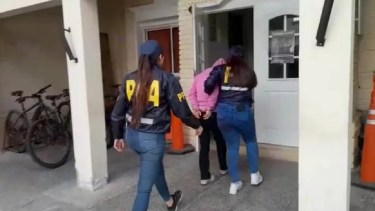 Momento en el que detienen a la falsa médica