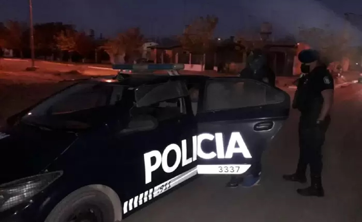 La policía de Mendoza durante la detención del supuesto asesino. (Gentileza Diario Mendoza)