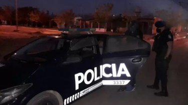 La policía de Mendoza durante la detención del supuesto asesino. (Gentileza Diario Mendoza)