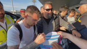 Messi solo firmó camisetas argentinas en su regreso desde Barcelona a París