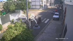 Video: salvaje ataque de siete motochorros, el conductor se tiró del coche en movimiento