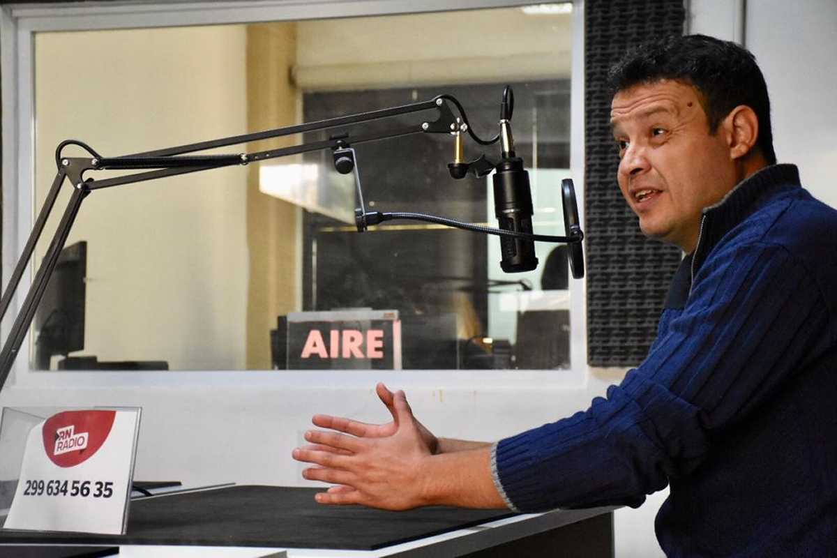El candidato a intendente de Neuquén por el Movimiento al Socialismo, Lucas Ruiz, visitó el estudio de RÍO NEGRO RADIO. (Foto: Matías Subat).
