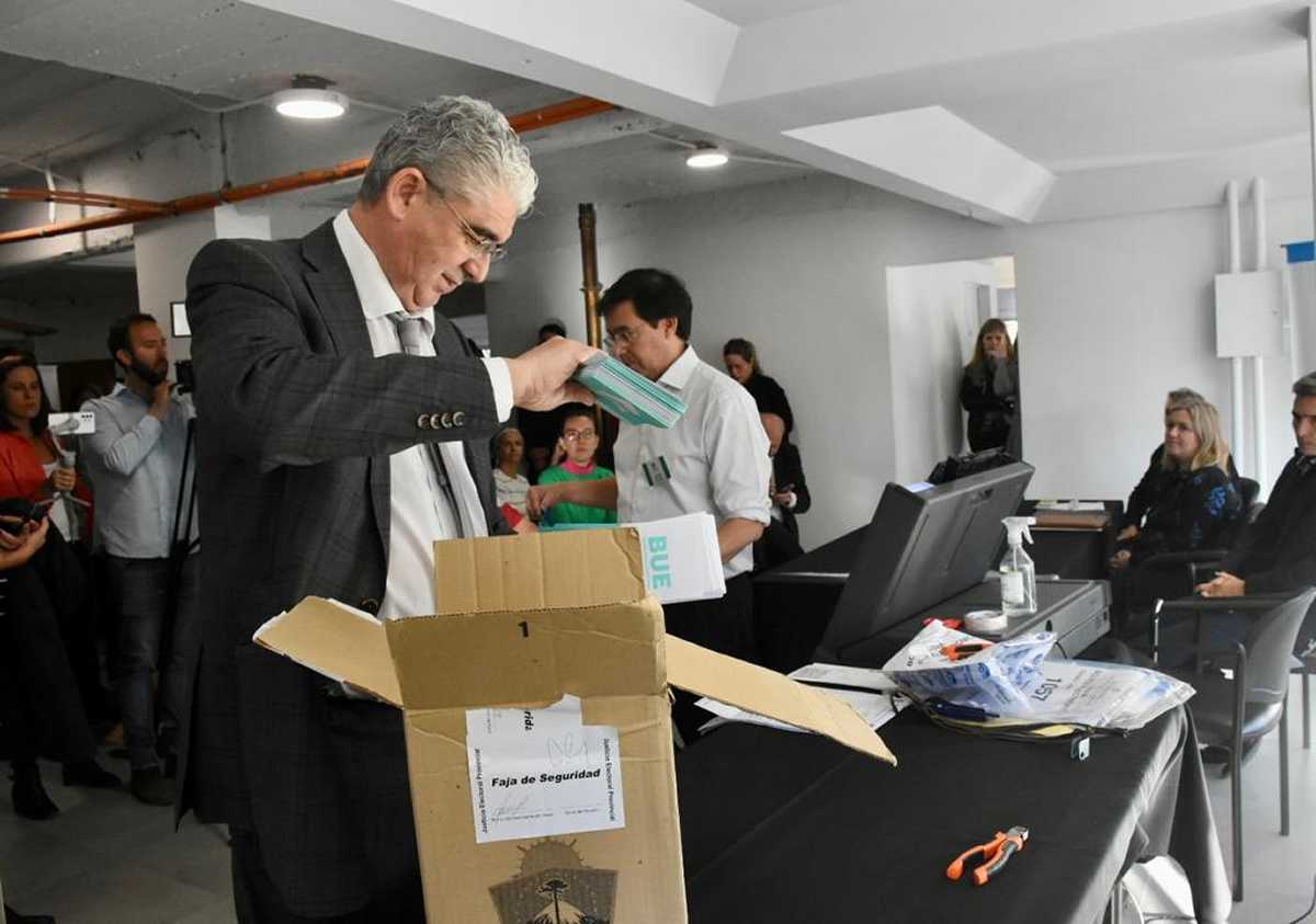 Hoy comenzó el escrutinio
definitivo de votos en Neuquén. (Foto Matías Subat).-