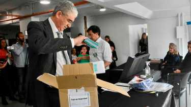 Hoy comenzó el escrutinio
definitivo de votos en Neuquén. (Foto Matías Subat).-