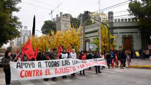 Transición Figueroa-Gutiérrez, en Neuquén: finalizó la primera reunión, mientras afuera había corte de calle