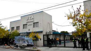 La mujer que protesta frente a la UTA dijo que hubo despidos masivos con el cambio de concesión en Neuquén (foto Matías Subat) 